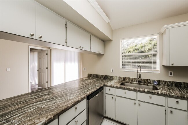 Building Photo - 1428 SW 11th Ave