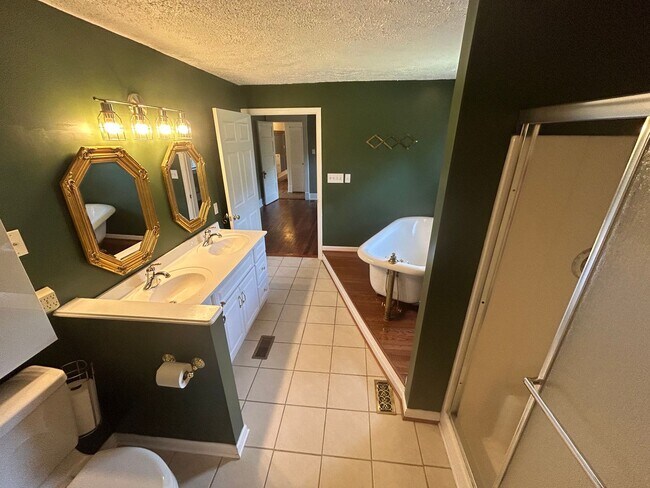 Building Photo - Charming 3-bedroom, 2.5-bathroom home loca...