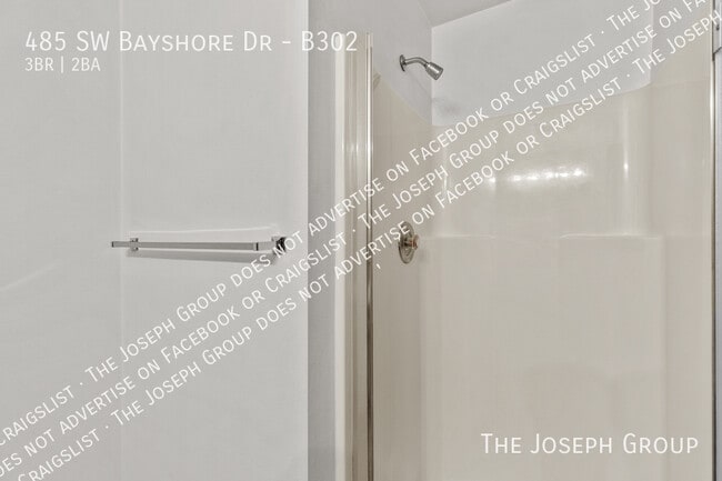 Building Photo - 485 SW Bayshore Dr