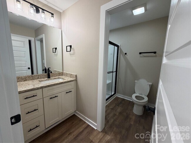 Building Photo - 626 W Bell St