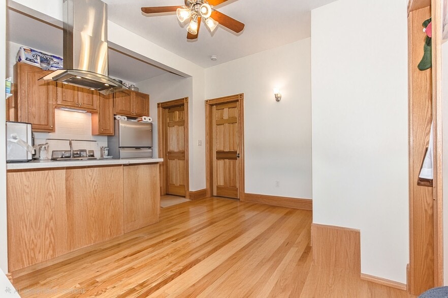 Building Photo - 102 Myrtle St