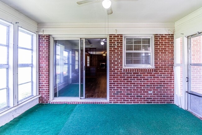 Building Photo - Brick Ranch in Pikeville! Lawn care included!