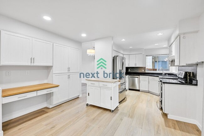 Building Photo - 3 BED & 2.5 BATH FOR RENT