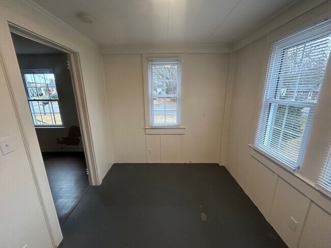 Building Photo - 939 Central Dr