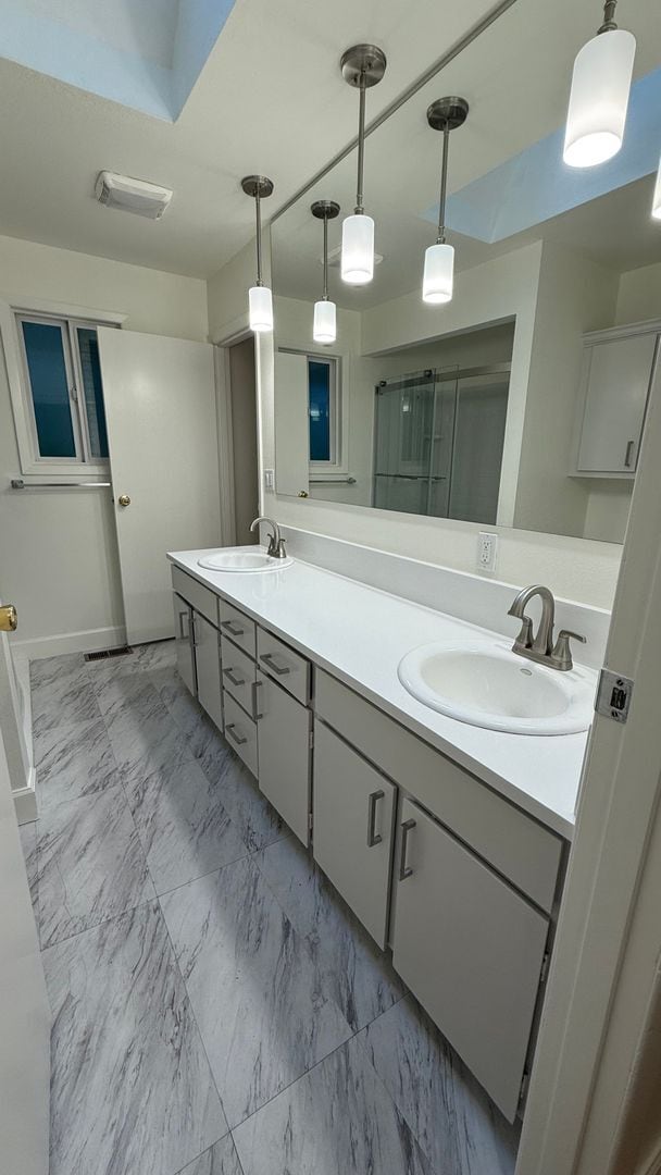 Building Photo - Stunning Forest Retreat in Lake Oswego 3 beds 2 baths + Den; Video!