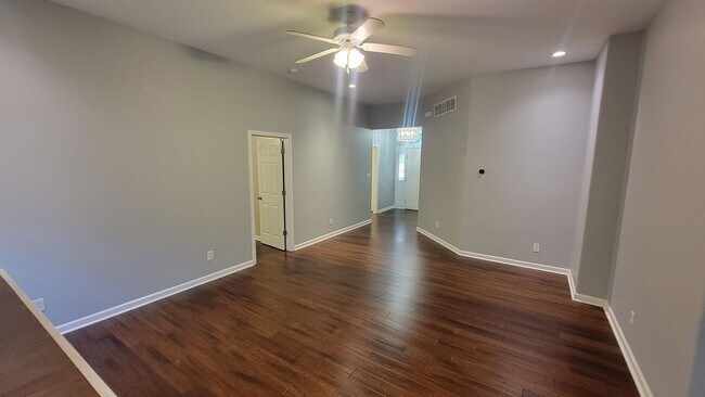 Building Photo - A 3 Bedroom Home Right Off Westport Road