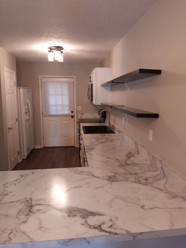 Primary Photo - 2 bed 1.5 bath condo for rent