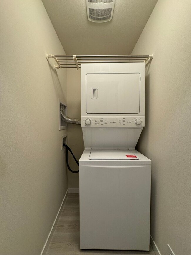 Building Photo - Modern Lynnwood 2BD/2.5BTH Townhome for Lease! Small Pet Friendly!