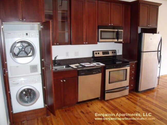 Building Photo - 600 Columbia Rd