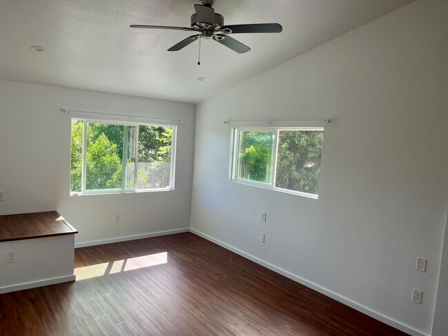 Building Photo - Renovated 6 Bedroom, 3.5 Bath Home with 2 Garages in Aina Haina