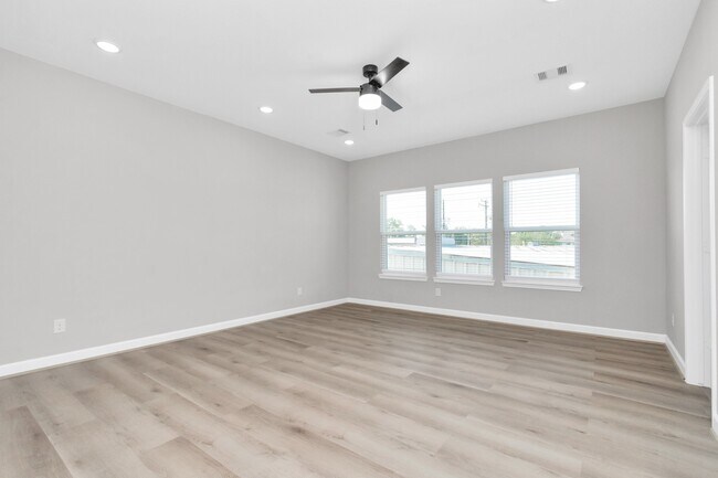 Building Photo - 2333 Hoskins Dr