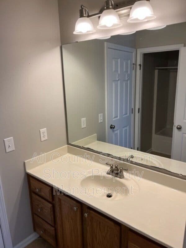 Building Photo - 264 Viareggio Road