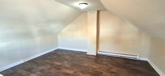 Building Photo - 4 Bedroom 1.5 Bathroom in York!