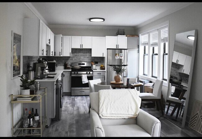 Building Photo - 2 bedroom in Chicago IL 60657