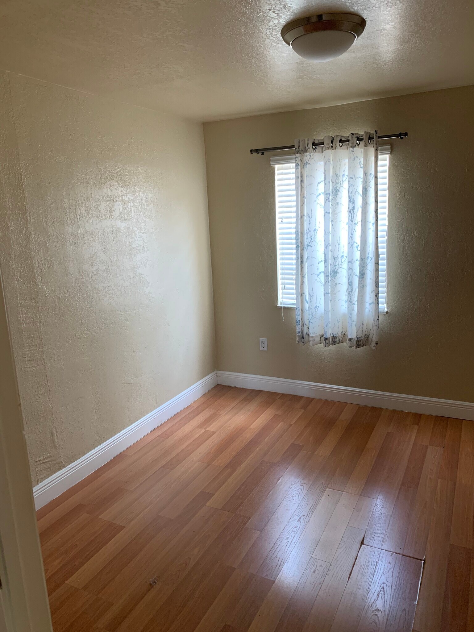 Building Photo - 1335 W 68th St