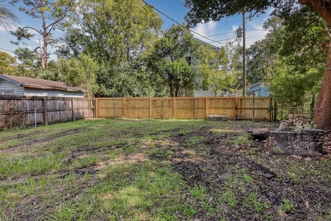 Building Photo - Renovated 2 bdrm home in East Savannah