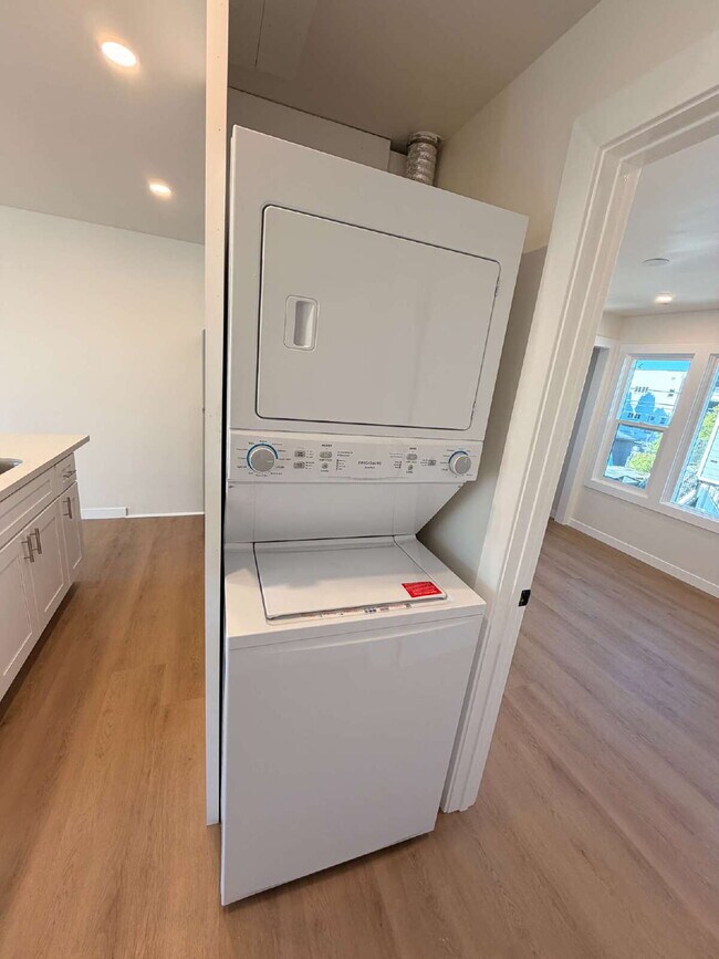 Building Photo - Modern Open Concept1 Bed + 1 Bath Upstairs Unit + In-Unit Laundry + AC