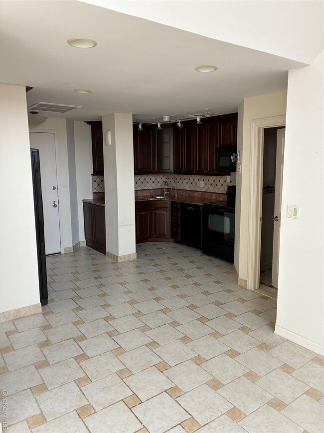 Building Photo - 185 W Park Ave