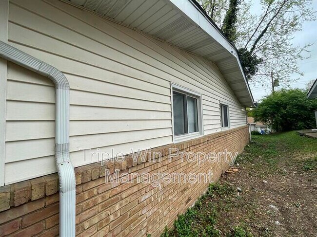 Building Photo - 3125 St Catherine St