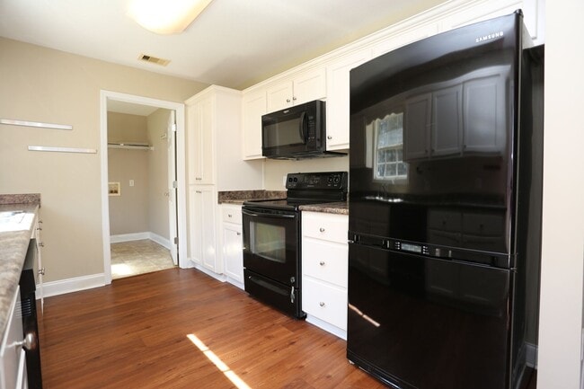 Building Photo - 3 Bedroom House close to Town!