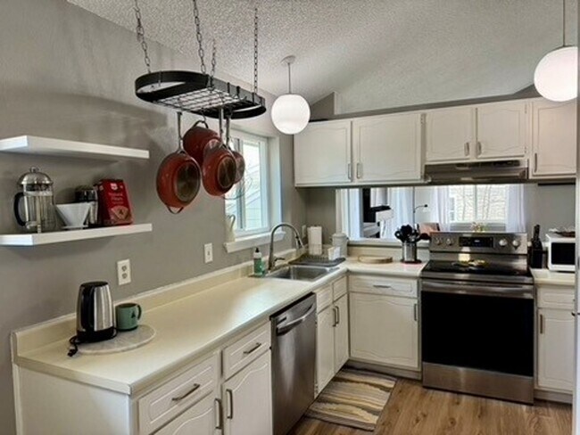 Building Photo - Large Two bedroom, Two Bath Furnished, all Inclusive mid term rental.