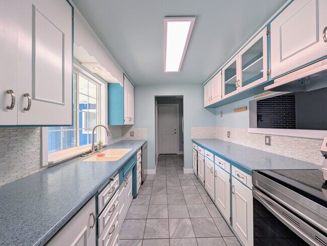 Building Photo - Refined 4BR House + private office, EV, ga...