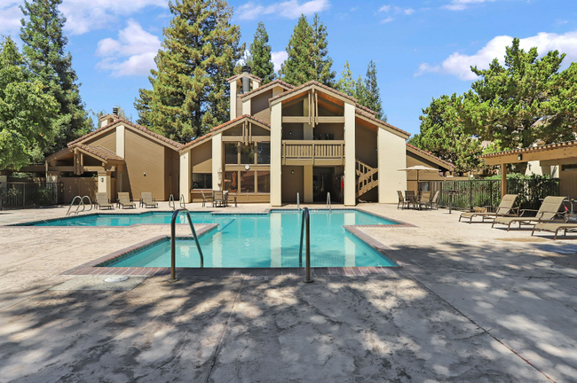 Building Photo - 3701 Colonial Dr