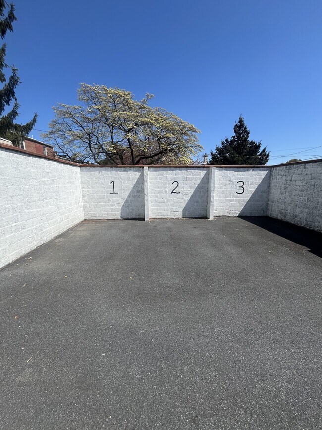 Building Photo - 220 E Liberty St