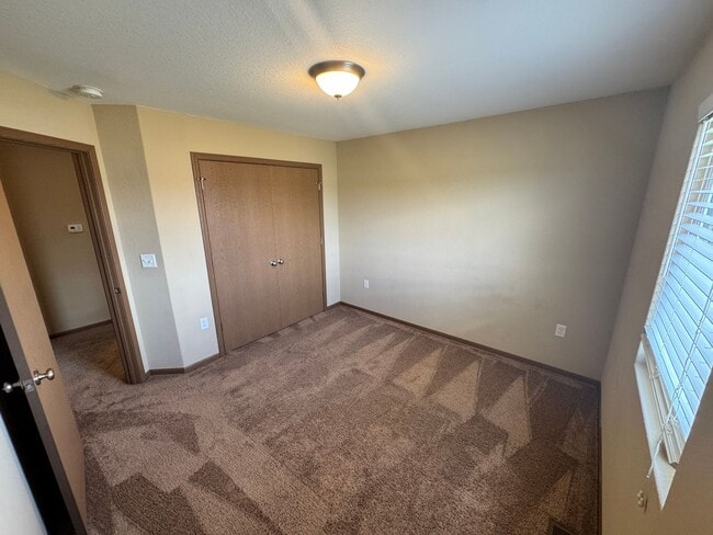 Building Photo - Welcome to Comfortable Living – Spacious, Pet-Friendly Home with Great Amenities