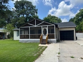 Building Photo - Beautiful Executive Home with High End Upg...