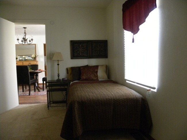 2nd Bedroom(double bed replaced twin in photo - 1111 N Auburn Ave