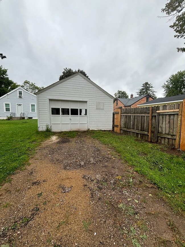 Building Photo - Charming 2 Bedroom 1 Bath Single Family Home-Available Now!