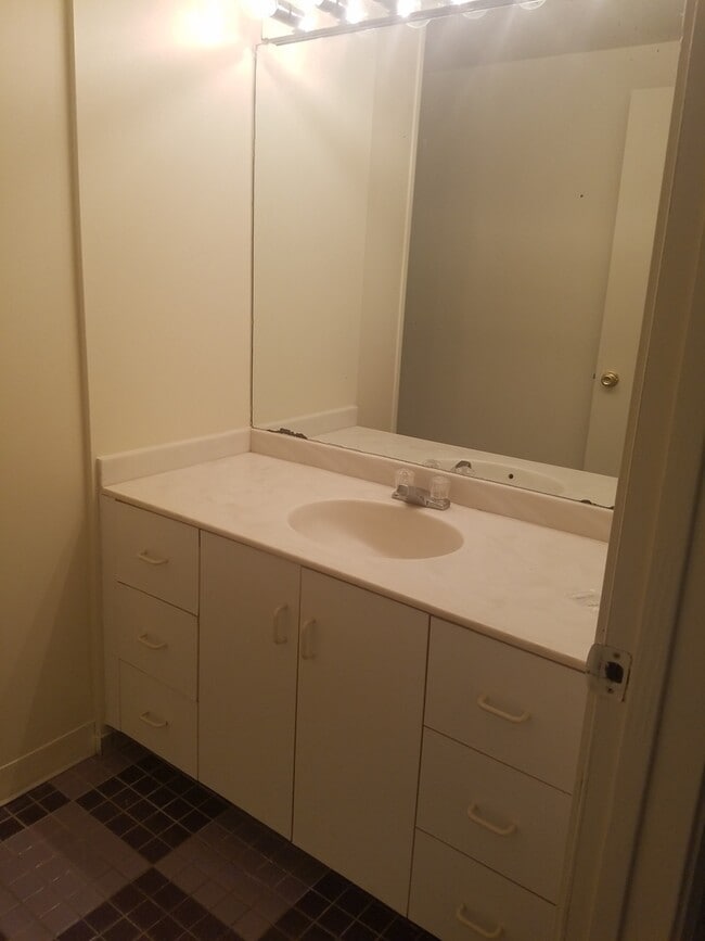 Building Photo - Single Family Home within walking distance to Quinnipiac