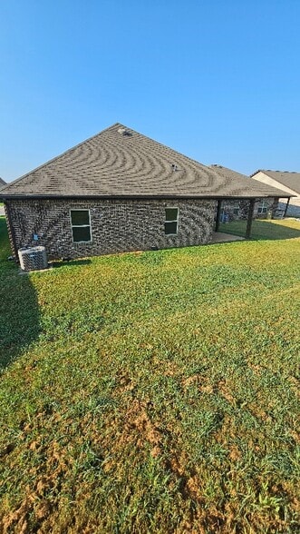 Building Photo - 205 Holt St