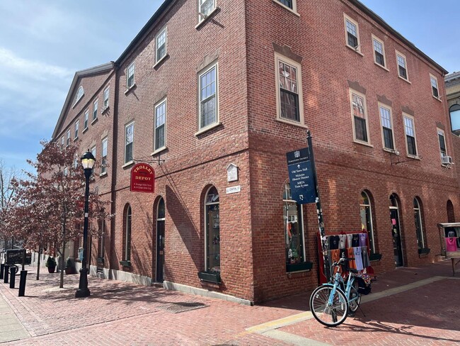 Building Photo - 8 central street