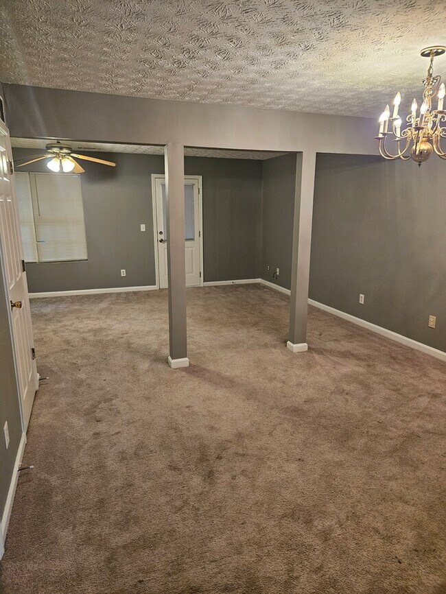 Building Photo - 3Bed 2.5 Town Home