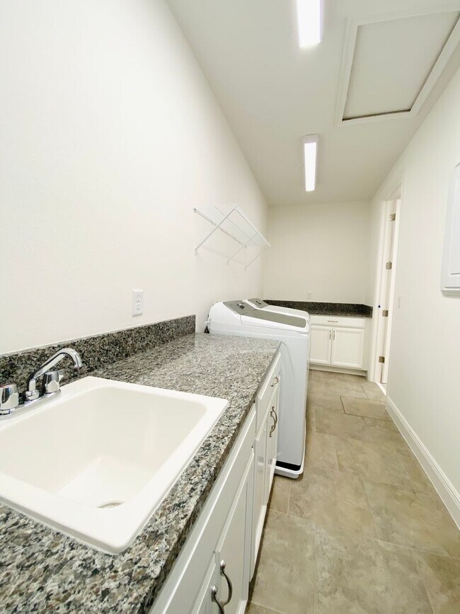 Building Photo - Luxury house for rent
