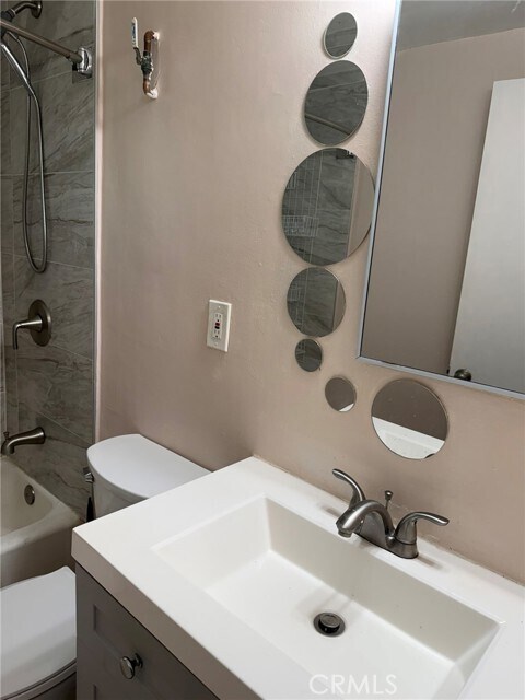 Building Photo - 124 W Lancaster Blvd