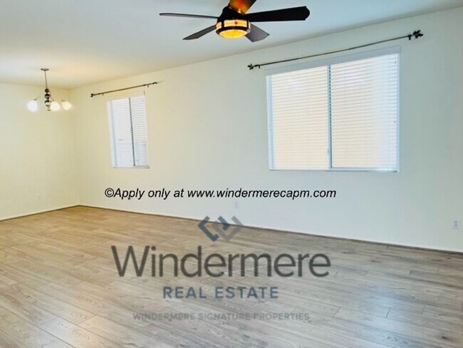 Building Photo - Spacious 3-bedroom with Updated Finishes and Prime Location!