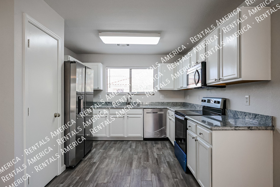 Building Photo - 2305 E Spruce Dr