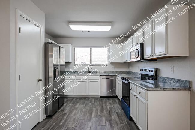 Building Photo - 2305 E Spruce Dr