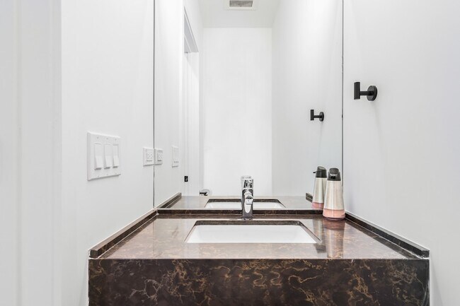 Building Photo - 2122 S Hoyne Ave