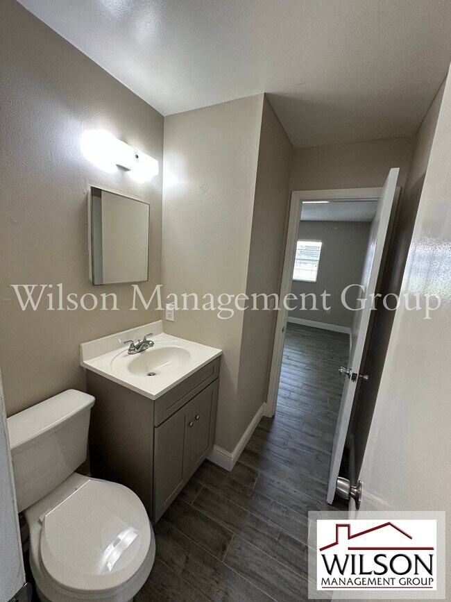 Building Photo - 643 David St