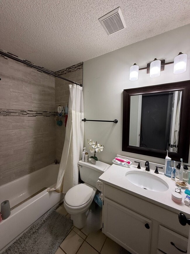 Building Photo - Updated 2 Bed, 2.5 Bath Apple Valley Townh...