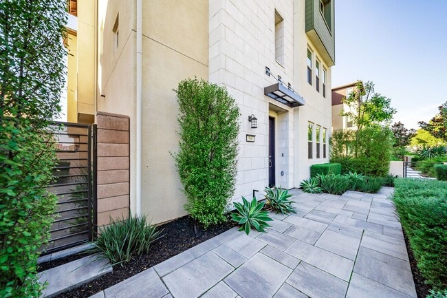 Building Photo - Split level floor plan on a gorgeously upgraded home