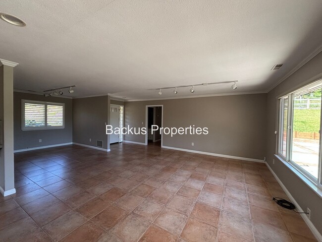Building Photo - Wonderful property on large acre lot on Ta...