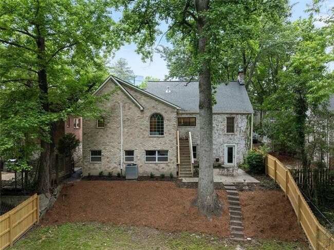 Building Photo - 833 Martina Dr NE