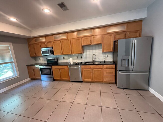 Building Photo - Beautiful 3 Bedroom