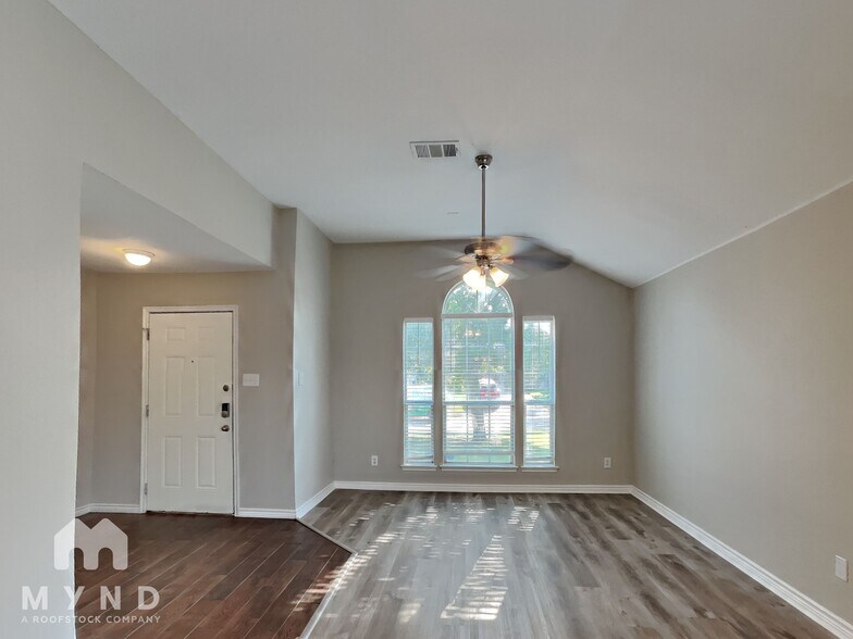 Building Photo - 421 Pin Oak Ln