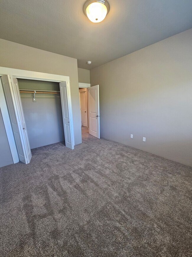 Building Photo - Beautiful Townhomes in East Medford